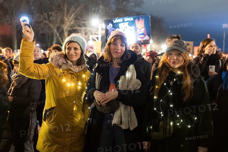 Participants with fairy lights at the demonstration under the motto Sea of Lights against the shift to the right in front of the Brandenburg Tor. The demonstration is directed against the general shift to the right in Germany by the AfD and CDU, among others, and in the USA by Donald Trump and Elon Musk, among others. Berlin, 25.01.2025