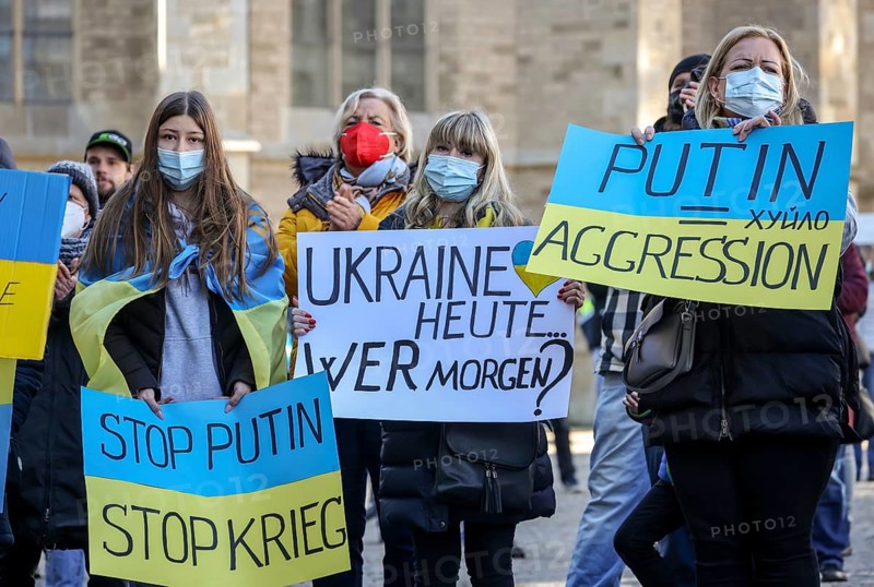Wesel, North Rhine-Westphalia, Germany, Demonstration against Putin's war in Ukraine. Peace demonstration and solidarity rally for Ukraine on the large market square in Wesel. In times of the corona pandemic, all demonstrators wear masks, Europe