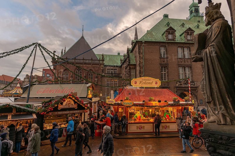 Christmas market at the historic town hall of the Hanseatic city of Bremen, market square in the old town, holy statue at St. Peter's Cathedral, Christmas decorations, stalls, Germany, Europe