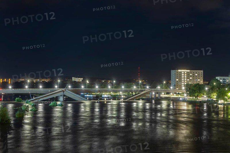 In the early hours of the morning, a section of the Carola Bridge collapsed for unknown reasons. Over a length of around 100 metres, the section on which the trams normally run has collapsed into the Elbe. The partial demolition has been completed. The flood waters are rising, partial collapse of the Carola Bridge in Dresden, Dresden, Saxony, Germany, Europe
