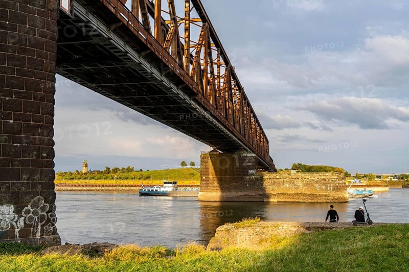 The railway bridge Duisburg-Hochfeld-Rheinhausen, over the Rhine, regional trains and many goods trains cross the Rhine here, from 1950, steel truss bridge, Duisburg, North Rhine-Westphalia, Germany, Europe