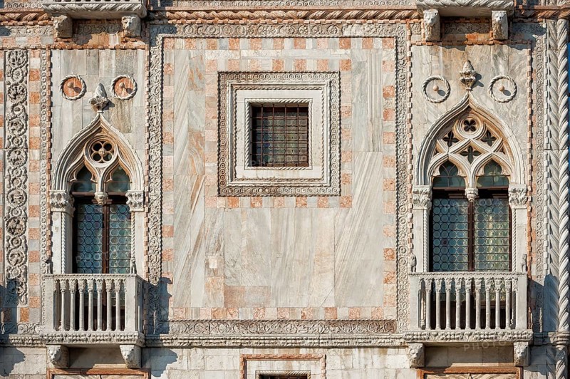 Historical house facade on a building in the old town, city trip, holiday, travel, tourism, lagoon city, historical, history, architectural history, architecture, historic, facade, world heritage site, UNESCO, culture, honeymoon, Middle Ages, white, marble, relief, art, architectural style, detail, Venice, Italy, Europe