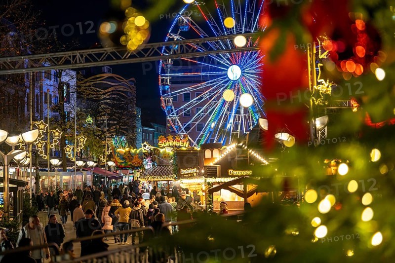Christmas market in the city centre of Duisburg, Kuhstraße, Königstraße, with Ferris wheel, North Rhine-Westphalia, Germany, Europe