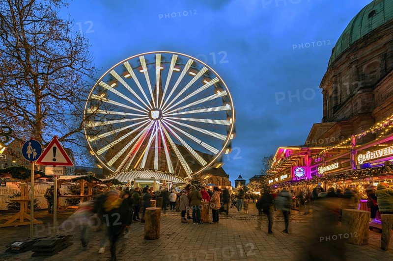 Ferris wheel at the winter village, Christmas market at dusk, St Elisabeth's Church on the right, Jakobsplatz, Nuremberg, Middle Franconia, Bavaria, Germany, Europe