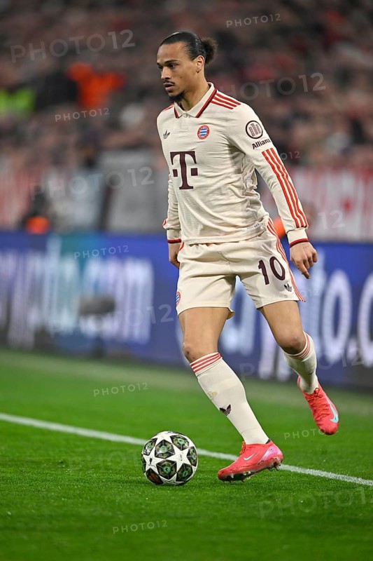 Leroy Sané FC Bayern Munich FCB (10) Action on the ball UEFA Champions League Allianz Arena, Munich, Bayern, Germany, Europe