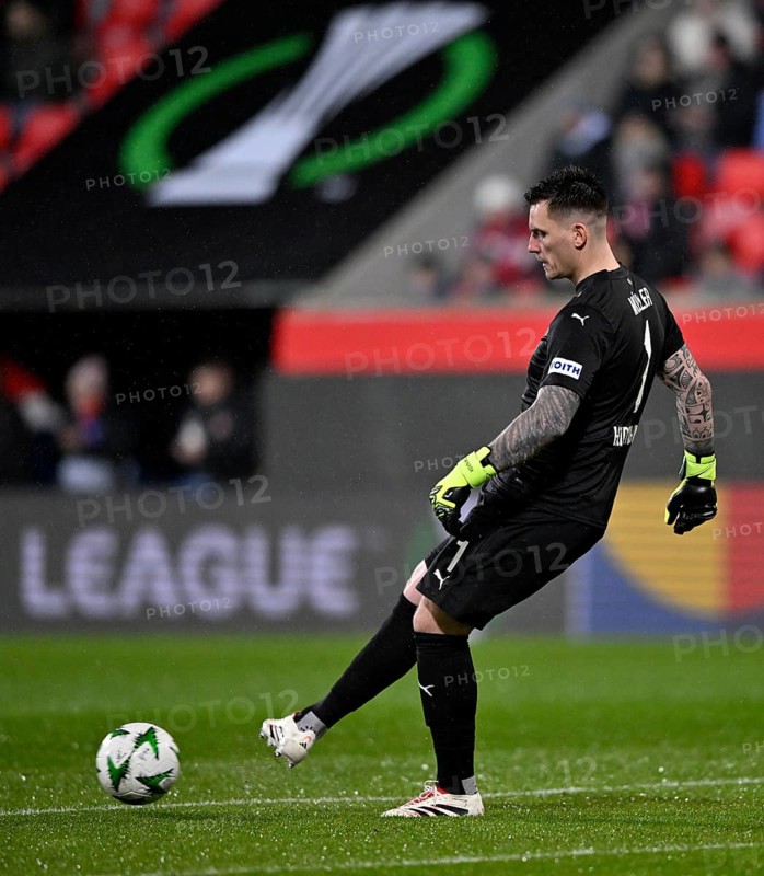 Goalkeeper Kevin Müller 1. FC Heidenheim 1846 FCH (01) Action on the ball UEFA Conference League, Voith-Arena, Heidenheim, Baden-Württemberg, Germany, Europe