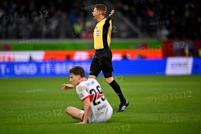 Referee Referee Christian Dingert Gesture Gesture Whistles foul on Anthony Rouault VfB Stuttgart (29) Voith-Arena, Heidenheim, Baden-Württemberg, Germany, Europe