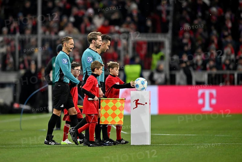 Ball boy, ball kids, take match ball from podium, logo, referee team around referee Daniel Schlager, Sven Waschitzki-Günther, Arno Blos, Allianz Arena, Munich, Bavaria, Germany, Europe