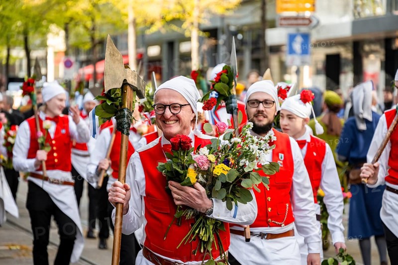 Historically costumed guild members, Zunft zum Widder, Zurich Old Town, Münzplatz, Sechseläuten or Sächsilüüte, Zurich Spring Festival, Zurich