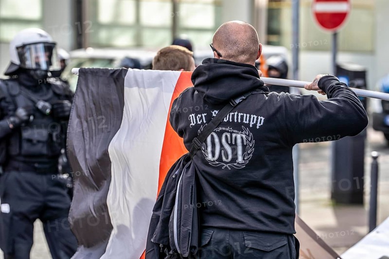 The neo-Nazi group Jung und Stark, JS, demonstrates in the city centre of Essen, demanding the remigration of foreigners, chanting Deutschland den Deutschen Ausländer raus, approx. 150 ultra right-wingers, dressed in black and wearing typical scene clothing, several groups demonstrate against the Nazi march, Essen, North Rhine-Westphalia, Germany, Europe