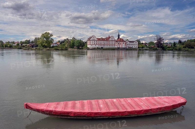 View of Neuhaus Castle seen from Schärding, in front the river Inn, Lower Austria, Austria, Europe