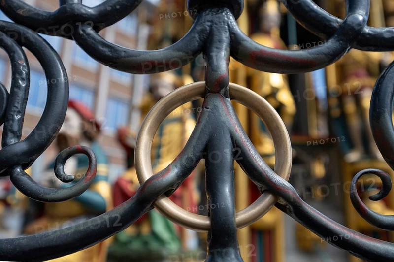 The seamless golden ring on the Beautiful Fountain is considered a lucky charm, Hauptmarkt, Nuremberg, Middle Franconia, Bavaria, Germany, Europe