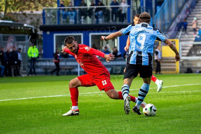 Football 3rd division, season 2024/25, matchday 8: Waldhof Mannheim vs Rot-Weiß Essen. On the ball: Felix Lohkemper (9, Mannheim)