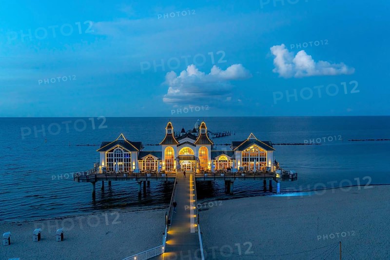 The pier of Sellin, evening mood, sunset, 394 metres long, with restaurant, jetty, island of Rügen, Mecklenburg-Western Pomerania, Germany, Europe