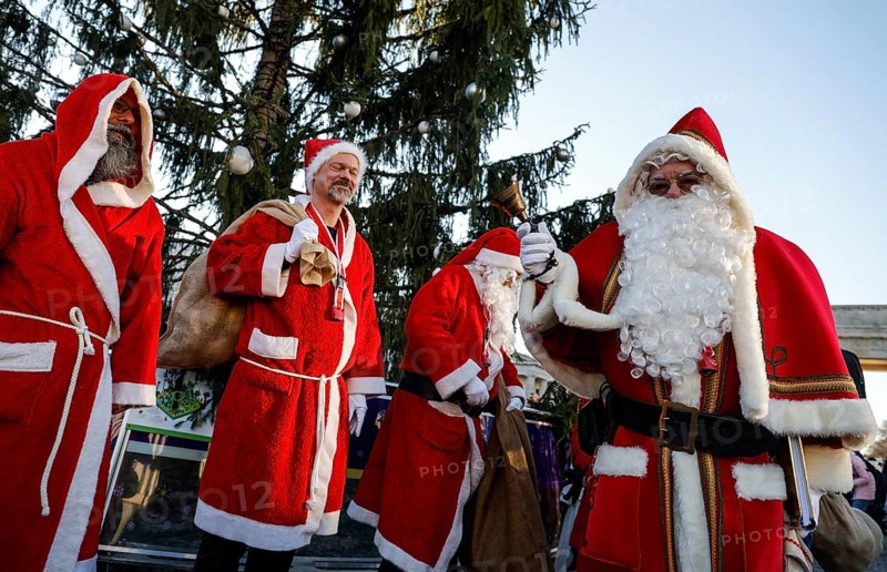 Assembly of Santas and angels of the Berlin Father Christmas Centre at the Brandenburg Tor, Berlin, 01.12.2024. Berlin, Berlin, Germany, Europe