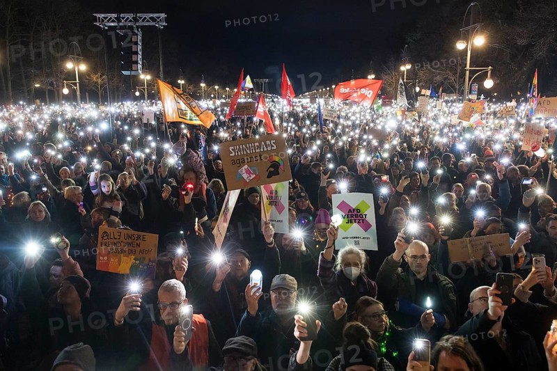 Overview of the demonstration in front of the Brandenburg Tor under the motto Sea of lights against the shift to the right . The demonstration is directed against the general shift to the right by the AfD and CDU, among others, and in the USA by Donald Trump and Elon Musk, among others. Berlin, 25.01.2025