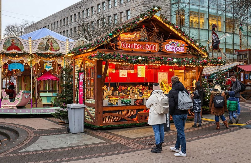 Essen, North Rhine-Westphalia, Germany - Christmas market in Essen in times of the corona pandemic under 2G conditions. Visitors to Kennedyplatz must be recovered or vaccinated. Masks are not compulsory in Essen's pedestrian zone, but wearing a mask is recommended