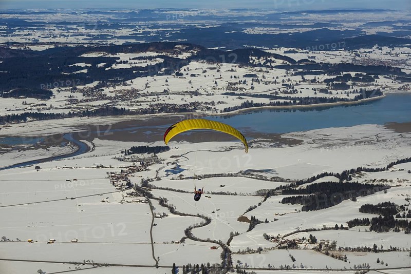 Panorama of the Tegelberg massif, paragliders, behind them Forggensee, Ostallgäu, Allgäu, Swabia, Bavaria, Germany, Europe