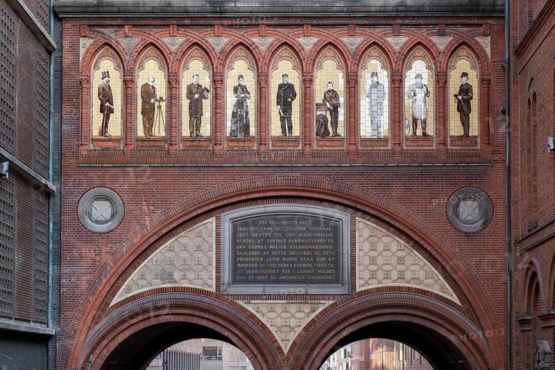 Dipylon or double Tor tor or Dobbeltporten, frieze with nine historical figures on decorative tiles, including Carl and Ottilia Jacobsen, designed by architect Vilhelm Dahlerup, Carlsberg district, Copenhagen, Denmark, Europe