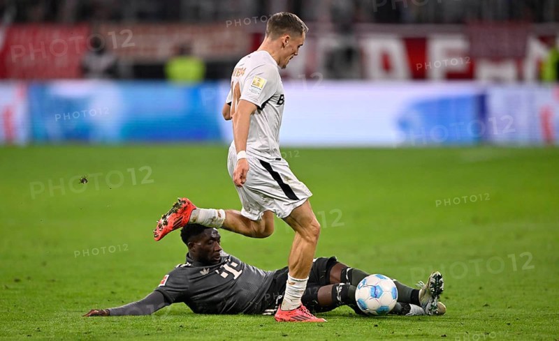 One-on-one, action Florian Wirtz Bayer 04 Leverkusen (10) against Alphonso Davies Bayern FC Munich FCB (19) Allianz Arena, Munich, Bavaria, Germany, Europe