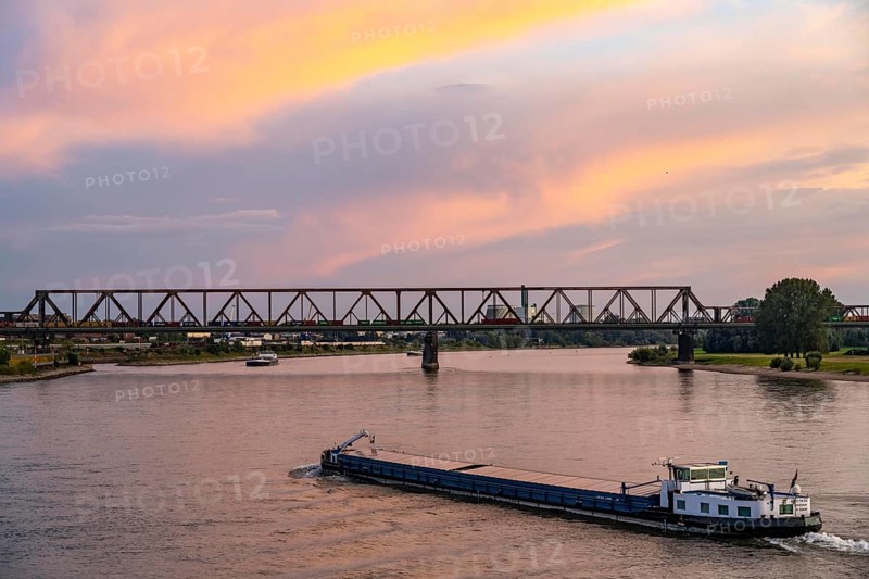 The railway bridge Duisburg-Hochfeld-Rheinhausen, over the Rhine, regional trains and many goods trains cross the Rhine here, from 1950, steel truss bridge, Duisburg, North Rhine-Westphalia, Germany, Europe
