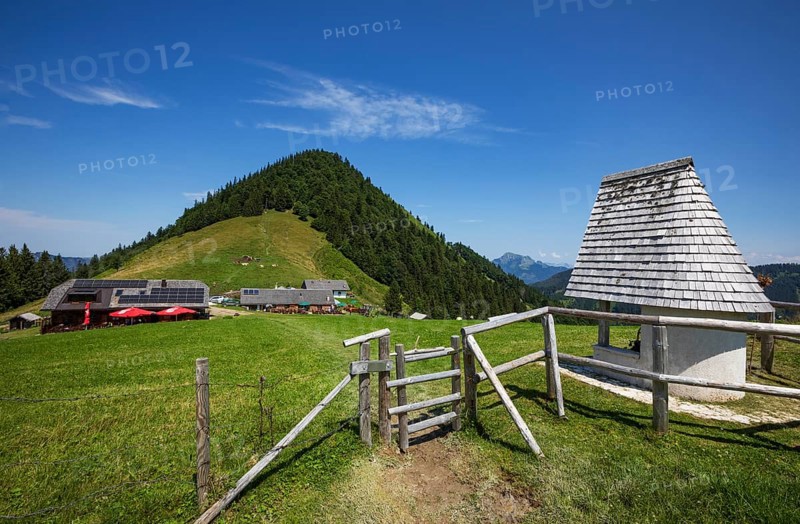 Chapel on the Oberwiesalm with Faistenauer Schafberg, Osterhorn group, Salzkammergut, Salzburg province, Austria, Europe