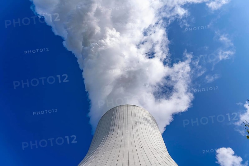 Cooling tower of the Duisburg-Walsum coal-fired power plant, combined heat and power plant operated by STEAG and EVN AG, 181 metres high, power plant unit 10, water vapour cloud, Duisburg, North Rhine-Westphalia, Germany, Europe