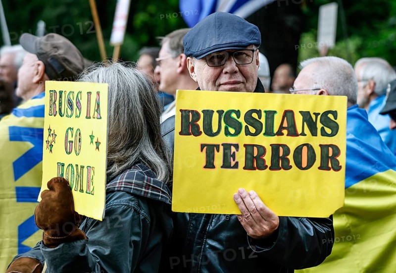 Ukrainians holding placards with the slogan Russia go home at the counter-demonstration Your peace is our death sentence, Berlin, Berlin, Berlin, Germany, 3 October 2024, Europe