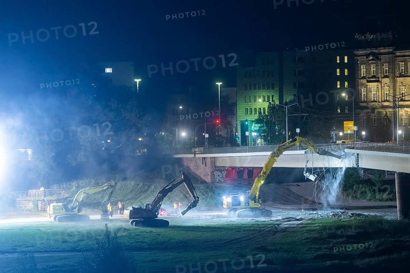 In the early hours of the morning, a section of the Carola Bridge collapsed for unknown reasons. Over a length of around 100 metres, the section on which the trams normally run collapsed into the Elbe. Demolition of the collapsed section of the bridge began during the night of 13 September, and heavy equipment was used for this purpose. Demolition of the collapsed bridge sections of the Carola Bridge in Dresden, Dresden, Saxony, Germany, Europe