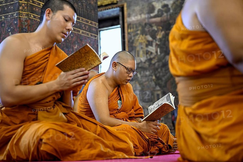 Buddhist monks at prayer, Wat Pho, Temple of the Reclining Buddha, Bangkok, Thailand, Asia