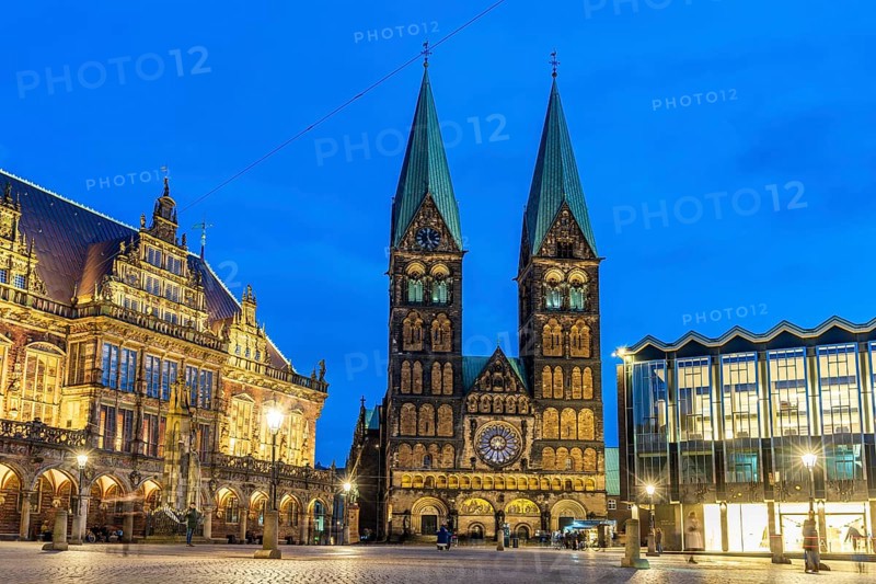 Bremen market square with the town hall, Bremen Cathedral and the House of Parliament on the market square at dusk, Free Hanseatic City of Bremen, Germany, Europe