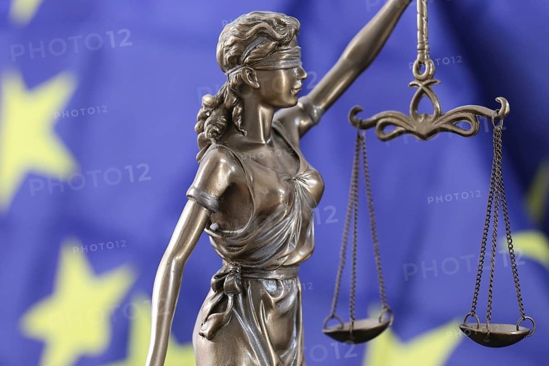 Symbolic image: Justitia in front of a European flag