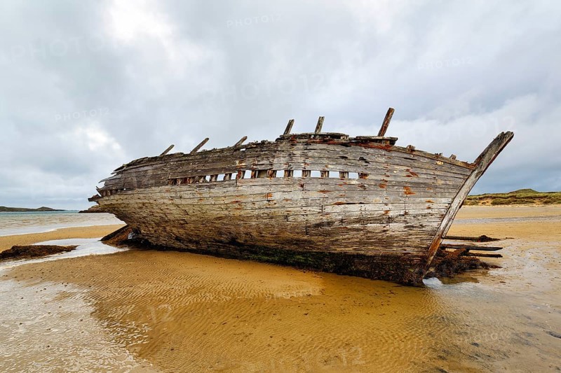 Wooden shipwreck Eddie's Boat on sandy beach, low tide, sandbank, Bunbeg, Magheraclogher beach, Gweedore, Donegal, Ireland, Europe