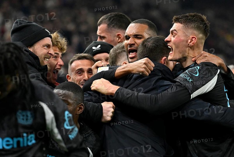 Unrestrained goal celebration in stoppage time, Coach Xabi Alonso Bayer 04 Leverkusen Patrik Schick Bayer 04 Leverkusen (14) Jonathan Tah Bayer 04 Leverkusen (04) Granit Xhaka Bayer 04 Leverkusen (34) MHPArena, MHP Arena Stuttgart, Baden-Württemberg, Germany, Europe