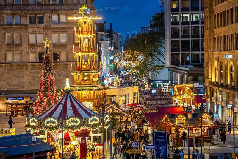 Pre-Christmas season, Christmas market in the city centre of Essen, Willy-Brandt-Platz, pedestrian zone Kettwiger Straße, Christmas lighting, Essener Lichtwochen, North Rhine-Westphalia, Germany, Europe