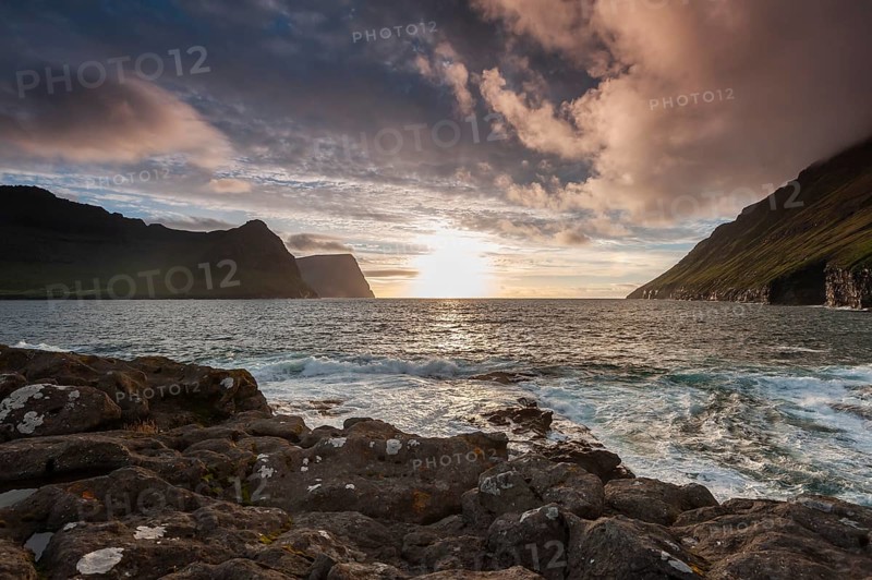 Low sun over the sea, coastal landscape, Vidareidi, Vidoy Island, Viðareiði, Viðoy Island, Faroe Islands, Denmark, Europe