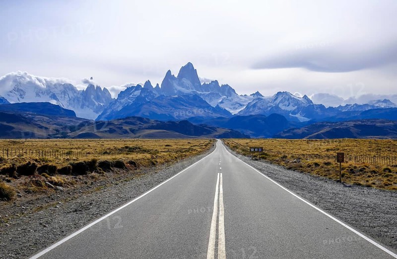 El Chaltén, Patagonia, Argentina, A country road with little traffic heading towards El Chaltén and the Fitz Roy massif. El Chaltén offers the most direct access to the Cerro Torre and Fitz Roy massifs. The trekking village is located 222 kilometres north of El Calafate, on the border with Chile, South America