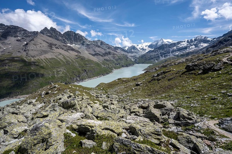 View of idyllic mountain landscape with blue mountain lake, Lac des Dix reservoir, behind mountain peak Mont Blanc de Cheilon, Hérménence, Valais Alps, Valais, Switzerland, Europe