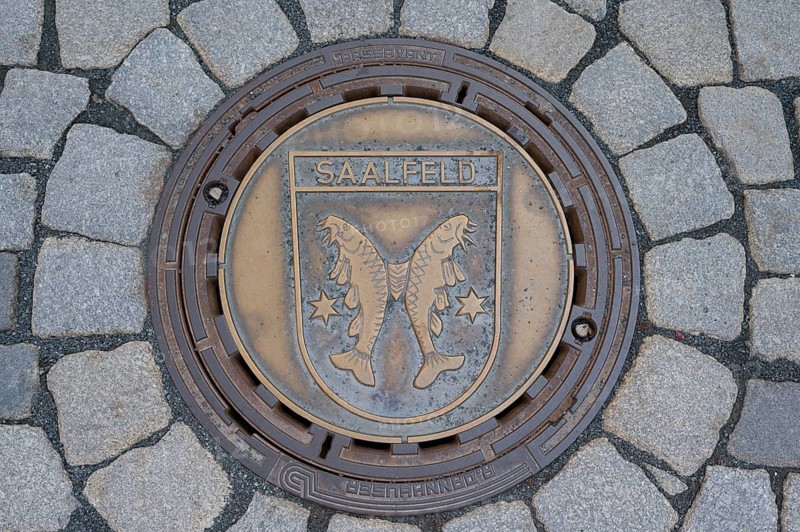Municipal manhole cover with the coat of arms of Saalfeld, Kulmbach, Upper Franconia, Bavaria, Germany, Europe