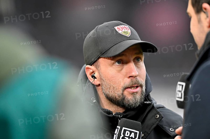 Coach Sebastian Hoeneß VfB Stuttgart in an interview Microphone Logo DAZN with reporter Tobi Wahnschaffe Voith-Arena, Heidenheim, Baden-Württemberg, Germany, Europe