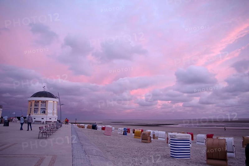 Borkum, pavilion, atmospheric, beach chairs, evening, clouds, pink, landscape, Lower Saxony, Germany, At sunset on the North Sea island of Borkum, the clouds in the sky appear pink-coloured, Europe