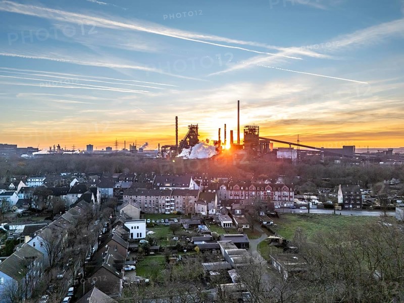 Blast furnaces Schwelgern 1 and 2, residential buildings in Duisburg-Marxloh, ThyssenKrupp Steel, sunset, Duisburg, North Rhine-Westphalia, Germany, Europe