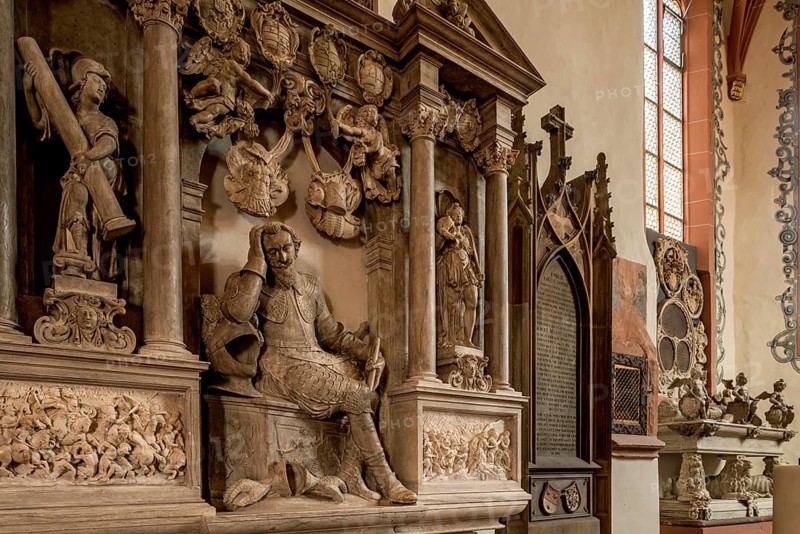 Protestant town church of the late Gothic period, funerary monument, seated figure, grave of Count Johann Casimir, choir of the pseudo-basilica, mixture of basilica and hall church, historic old town, Michelstadt, Odenwald, Hesse, Germany, Europe