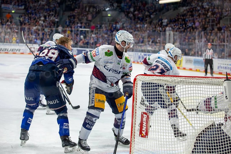 20.03.2024, DEL, German Ice Hockey League season 2023/24, 2nd playoff round (quarter-finals) : Adler Mannheim against Eisbären Berlin (2:4) . David Wolf (89, Adler Mannheim) loses his helmet in a duel