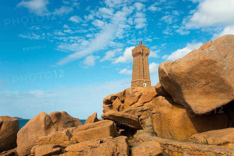 Lighthouse integrated into a landscape of gigantic rocks, Phare de Men Ruz, Ploumanac'h, Ploumanach, Pointe de Squewel, Perros-Guirec, pink granite coast, Côte de Granit Rose, Brittany, France, Europe