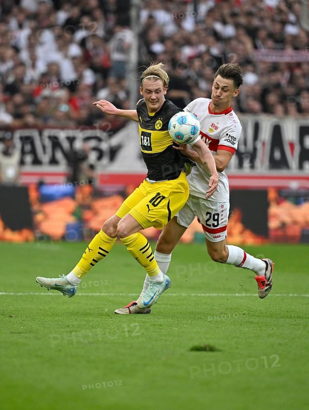 Duel, action Anthony Rouault VfB Stuttgart (29) against Julian Brandt Borussia Dortmund BVB (10) MHPArena, MHP Arena Stuttgart, Baden-Württemberg, Germany, Europe