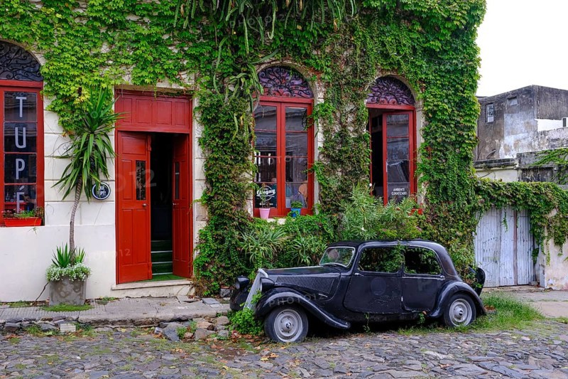 Colonia del Sacramento, Colonia, Uruguay, vintage cars parked in the alleyways of the old town. Colonia del Sacramento is a city on the Río de la Plata in Uruguay. It is the capital of the department of Colonia. Colonia del Sacramento is the oldest city in Uruguay and its historic centre, a popular tourist destination, has been declared a UNESCO World Heritage Site, South America