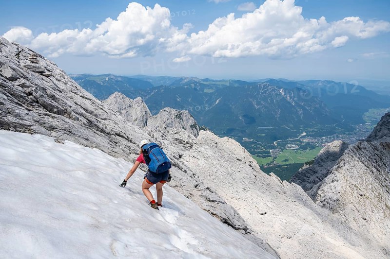 Mountaineer on the Jubiläumsgrat between Zugspitze and Alpspitze, high mountains, Wetterstein range, Bavaria, Germany, Europe