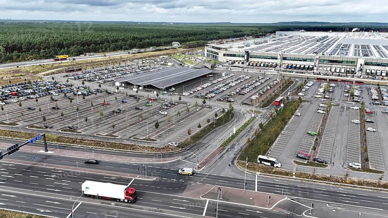 Tesla Giga Factory on the A10 motorway, in the centre of the picture is a photovoltaic system above a charging station for electric vehicles, Grünheide, 25.09.2024., Grünheide, Brandenburg, Germany, Europe