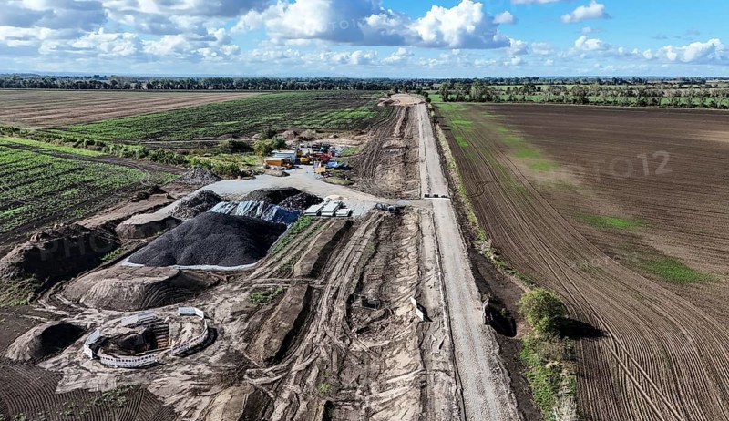 Construction vehicles are parked at an access road under construction to the High Tech Park at the site of the planned Intel chip factory. Intel stops the construction of its chip factory in Magdeburg until further notice, 29/09/2024, Magdeburg, Saxony-Anhalt, Germany, Europe